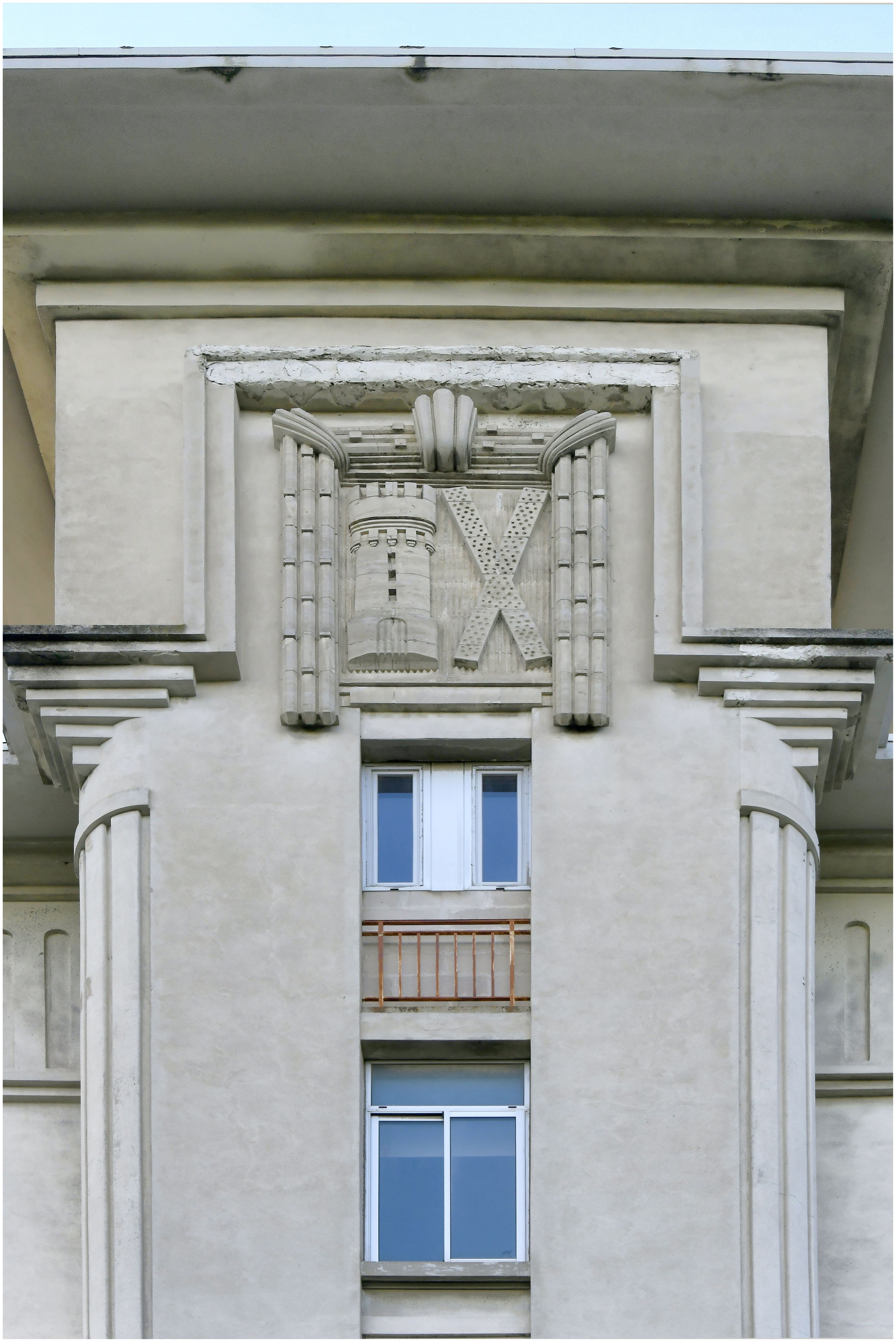 Façade sur la rue. Corps central. Détail du motif sculpté sommital