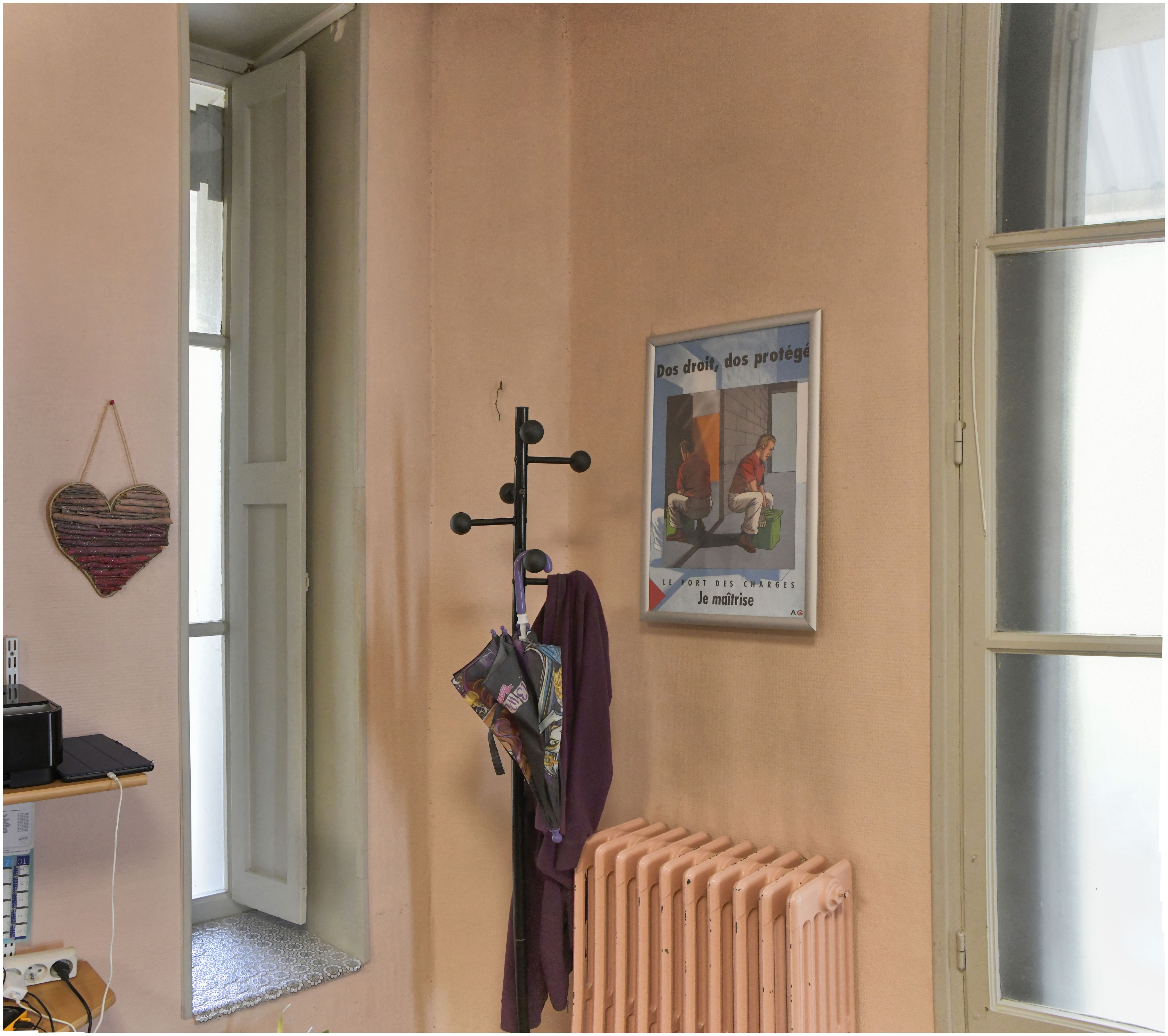 Bureau du gardien près du hall avec haute fenêtre verticale