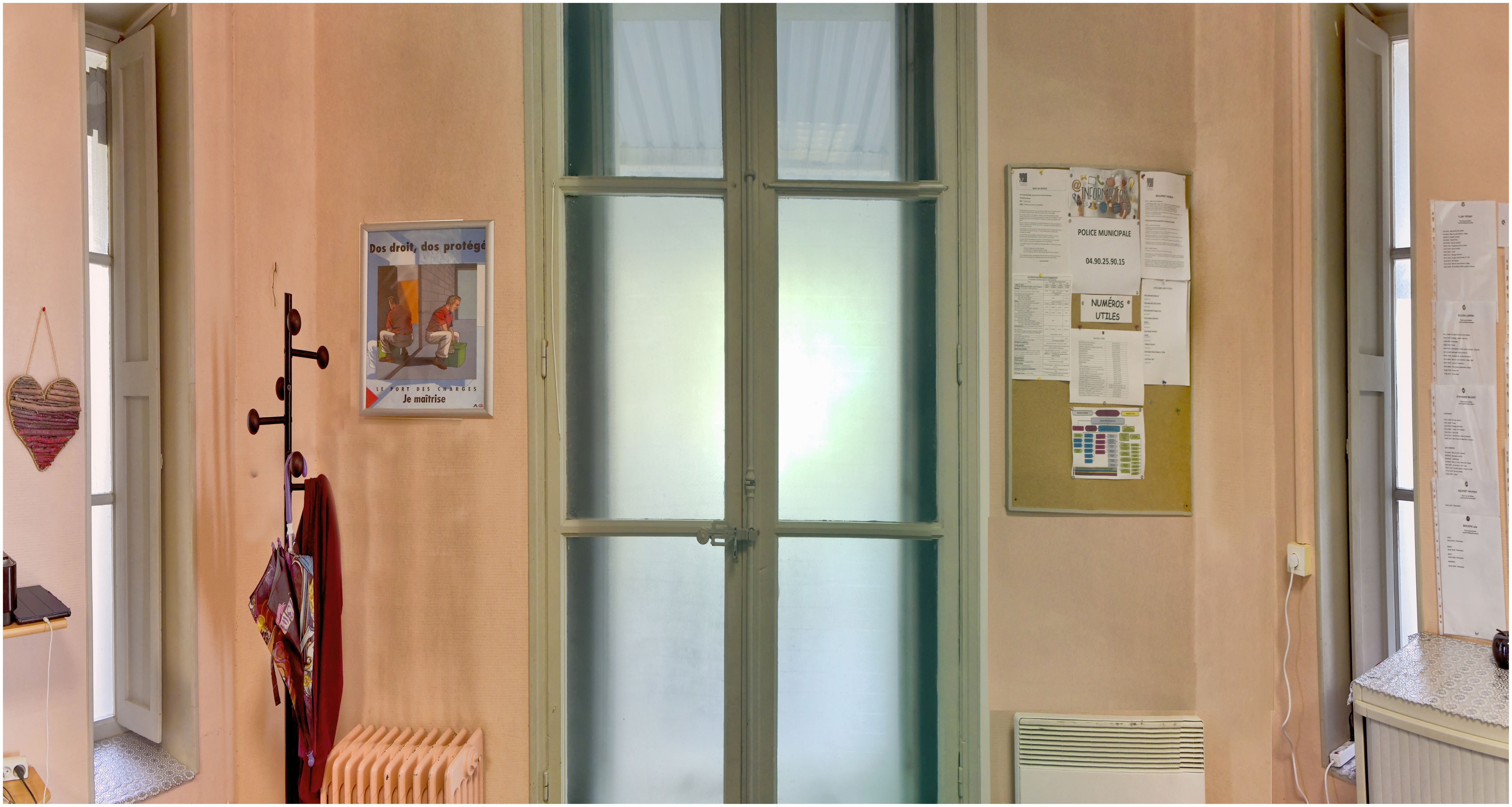 Bureau du gardien près du hall avec haute fenêtre verticale