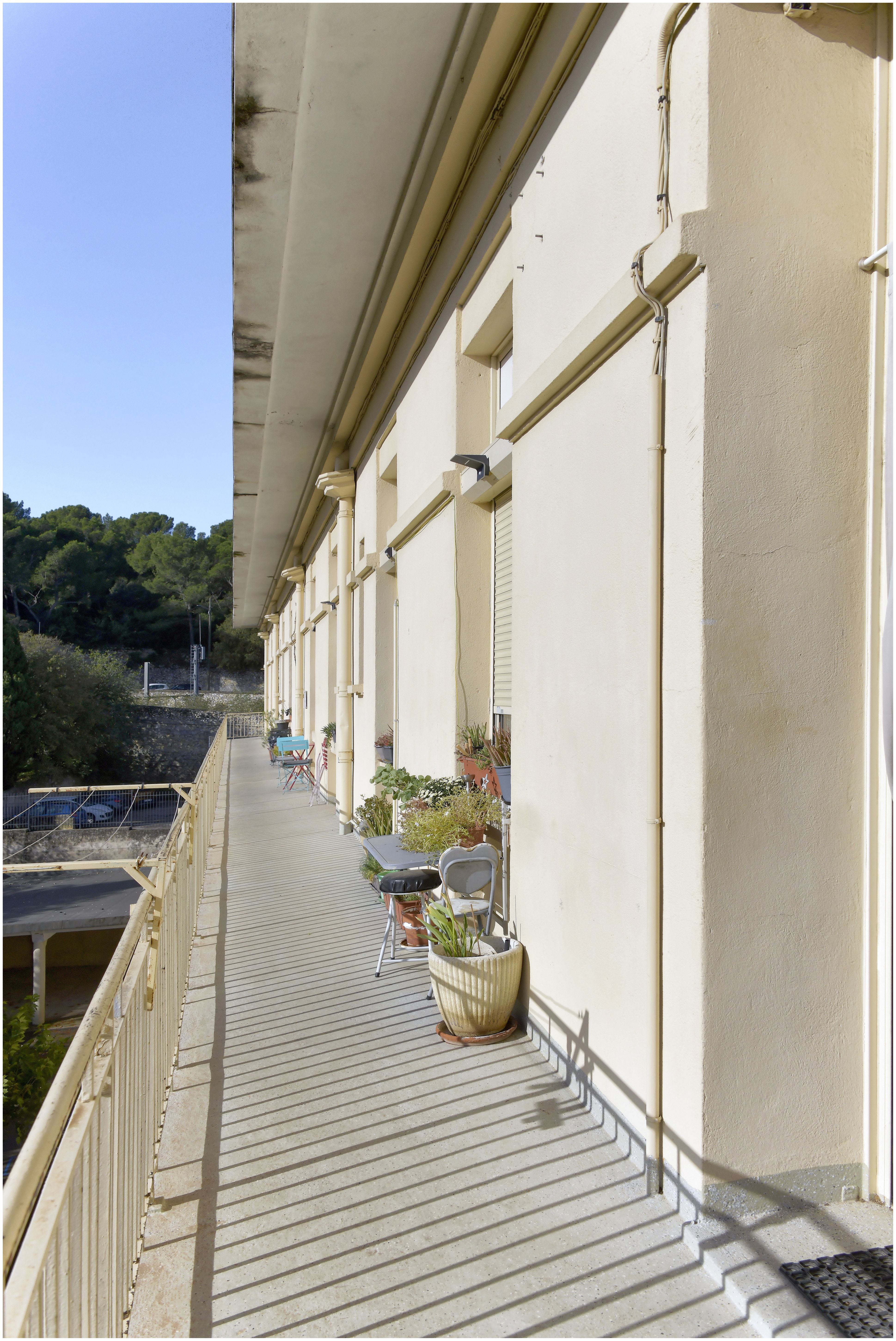 Façade sur la cour. Coursive extérieure du 2e étage
