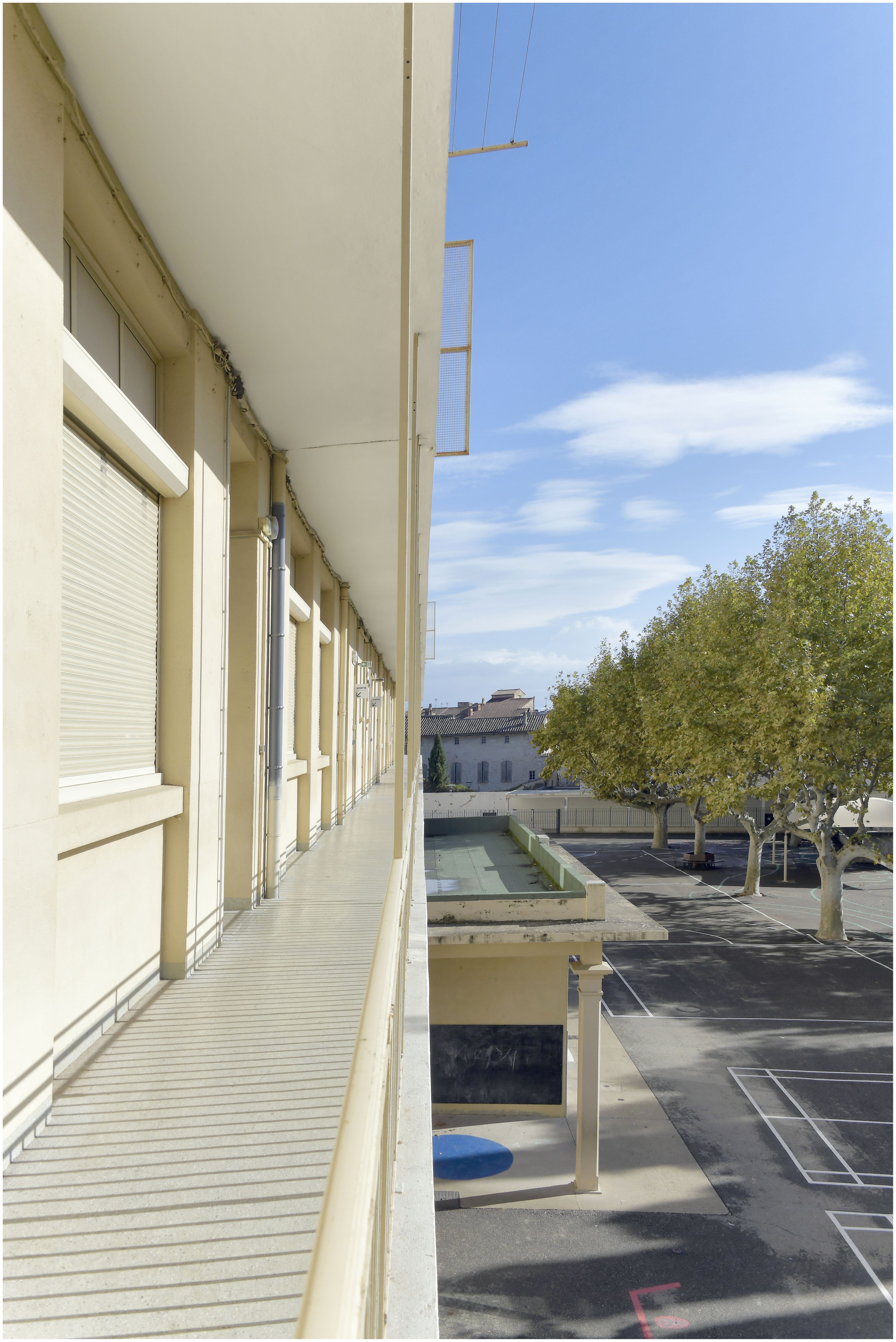 Façade sur la cour. Coursive extérieure du 2e étage