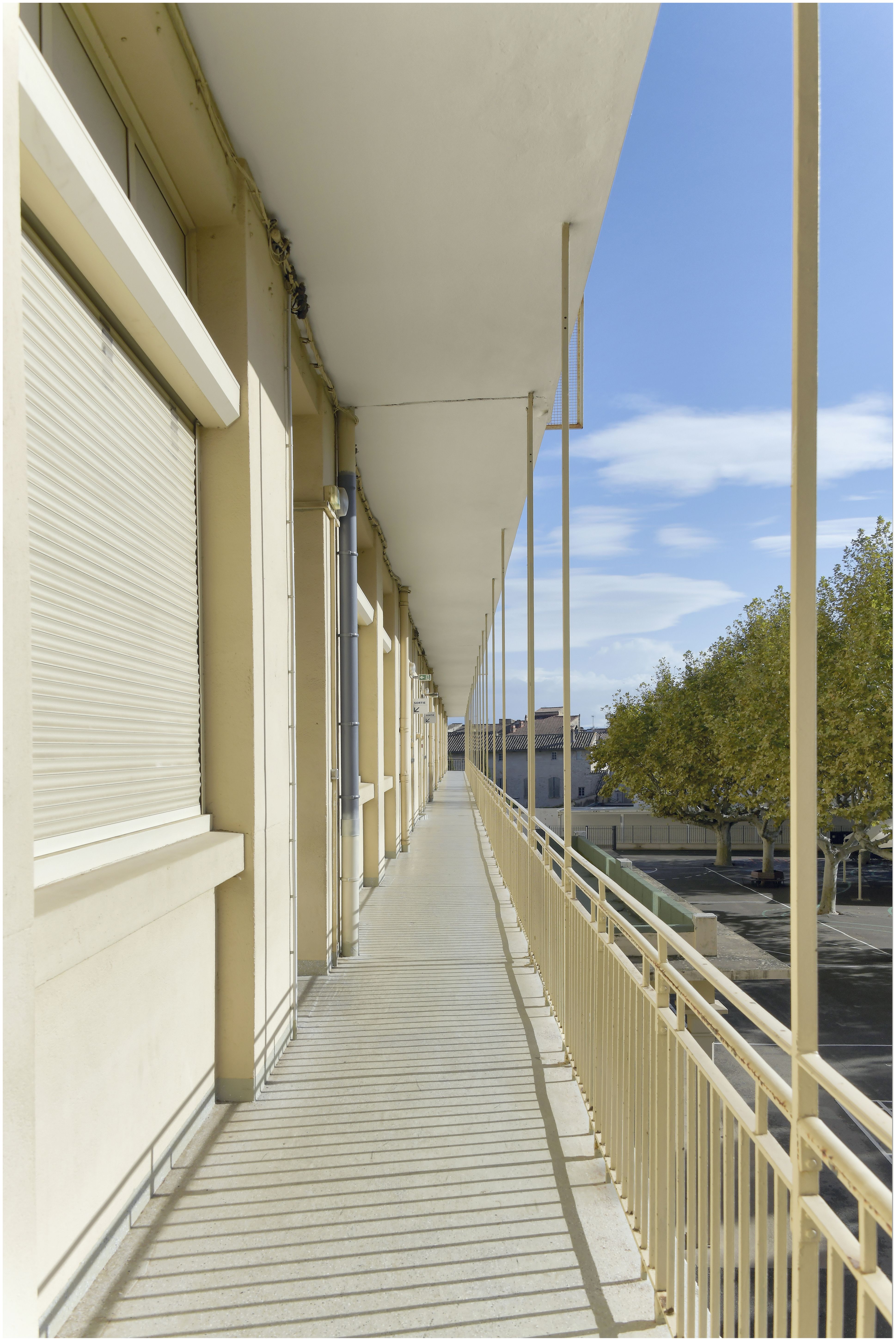 Façade sur la cour. Coursive extérieure du 2e étage