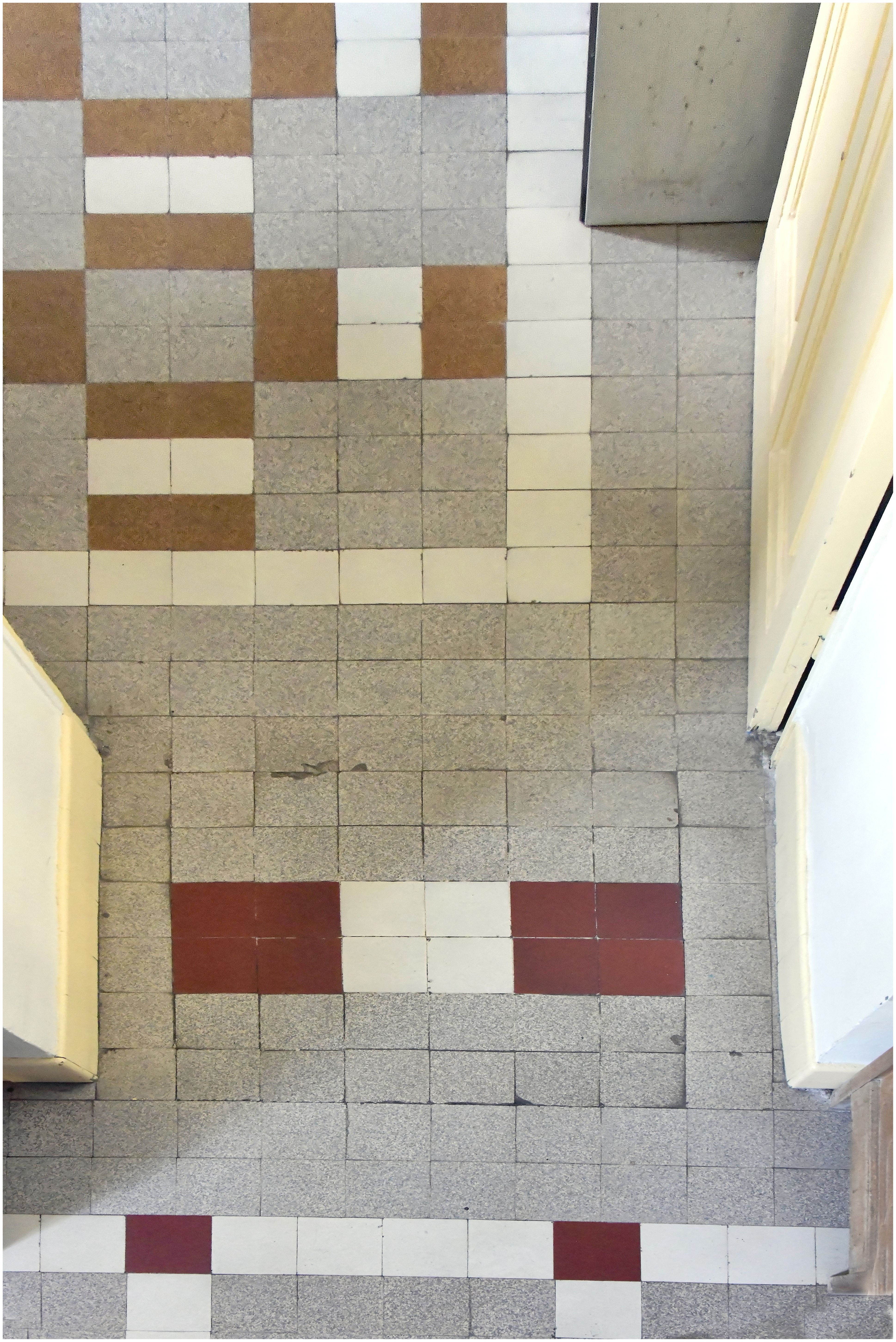 2e étage détail du sol en carreaux de céramique à 3 couleurs : jonction couloir et classe