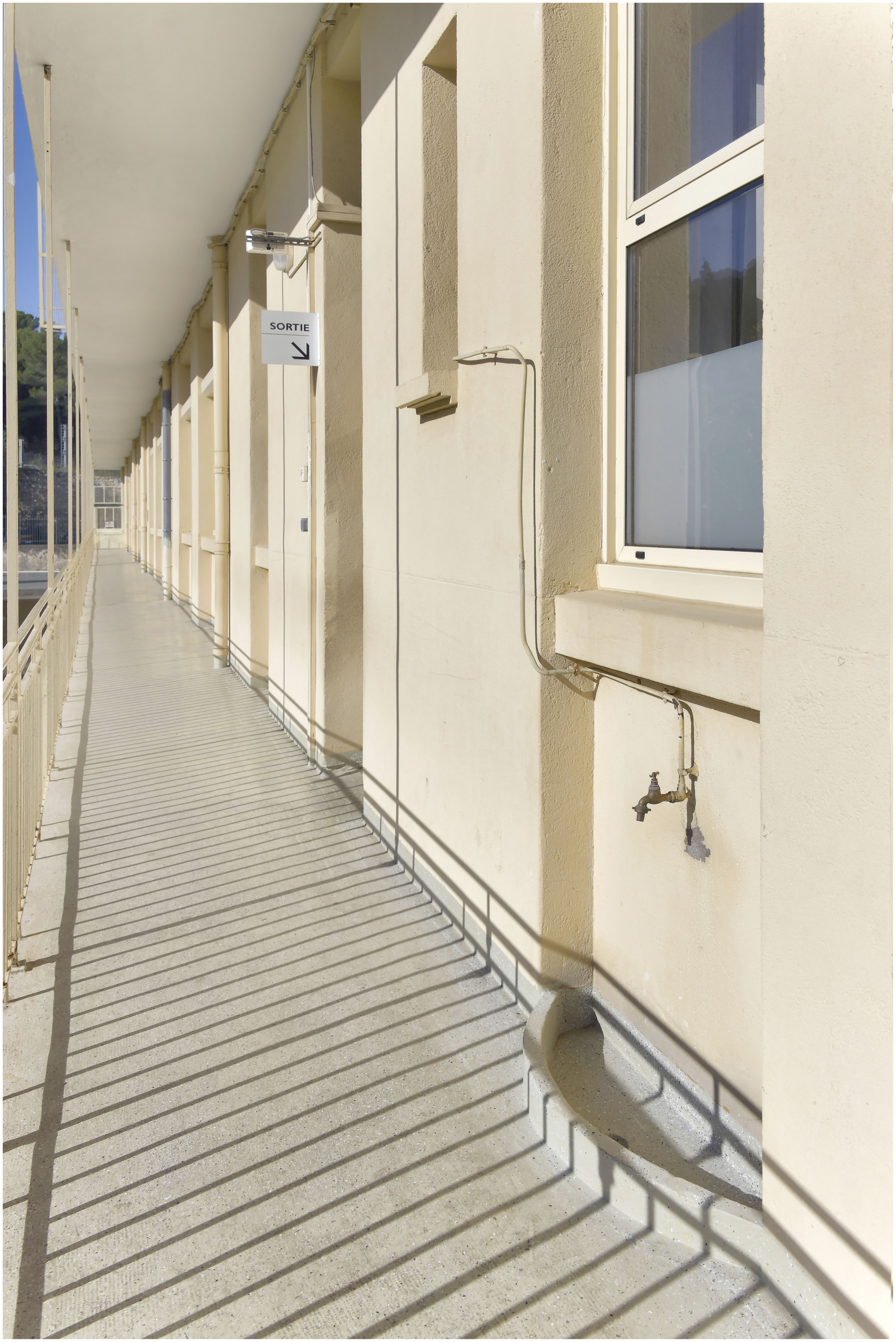 Façade sur la cour. Coursive extérieure du 2e étage. Point d’eau