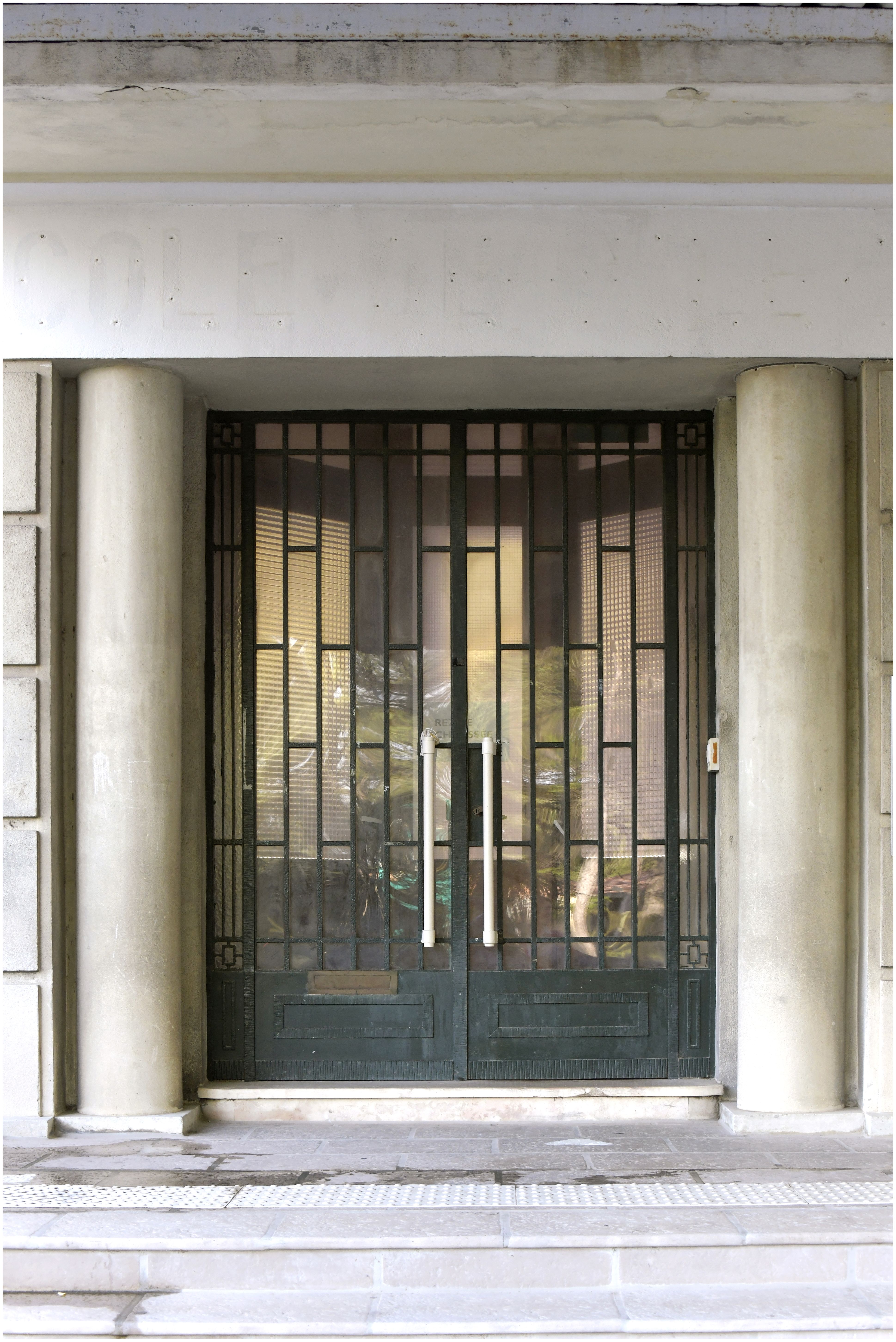 Façade sur la rue. Corps central. Porte d’entrée, ferronnerie