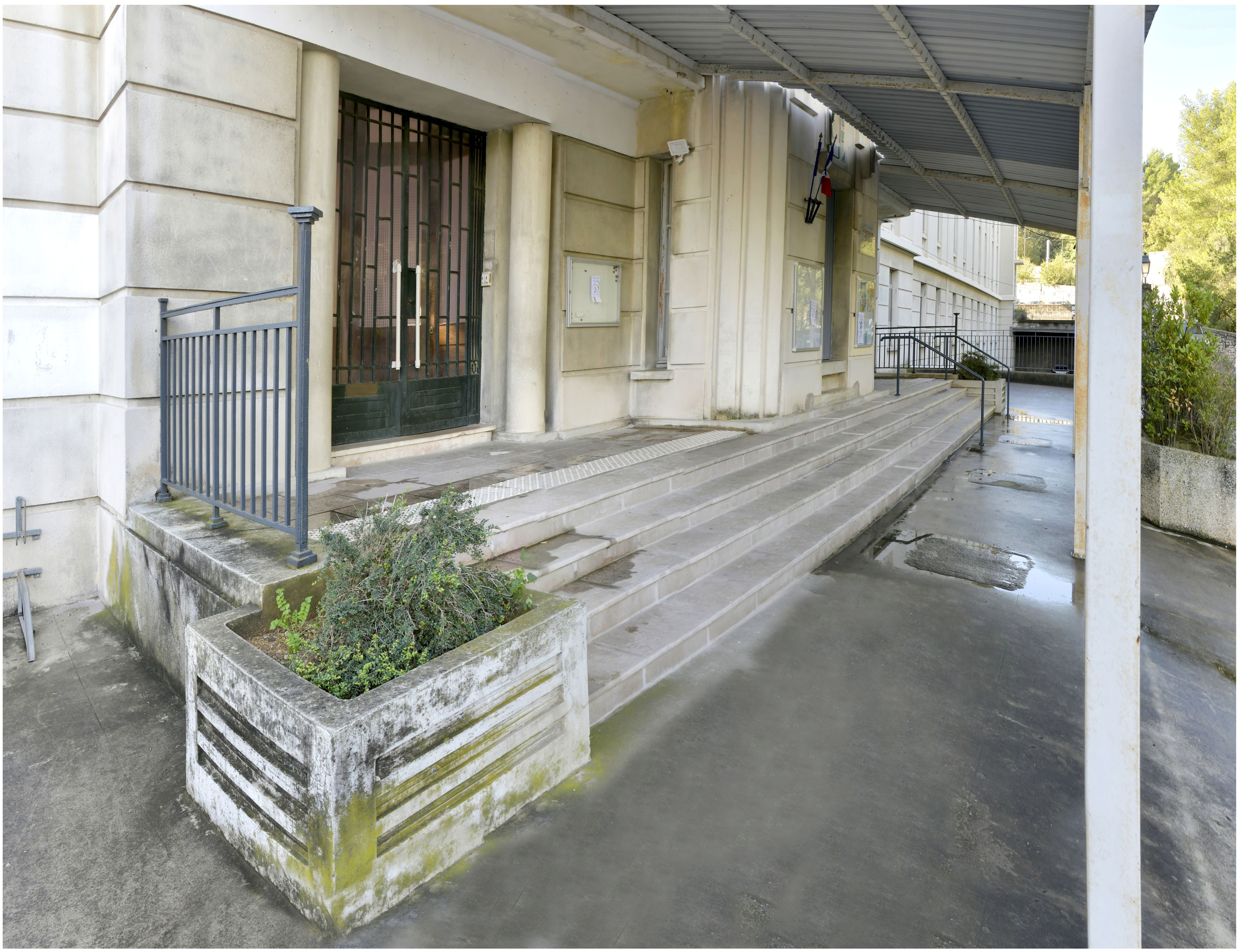 Façade sur la rue. Corps central. Détail des jardinières qui encadrent le perron