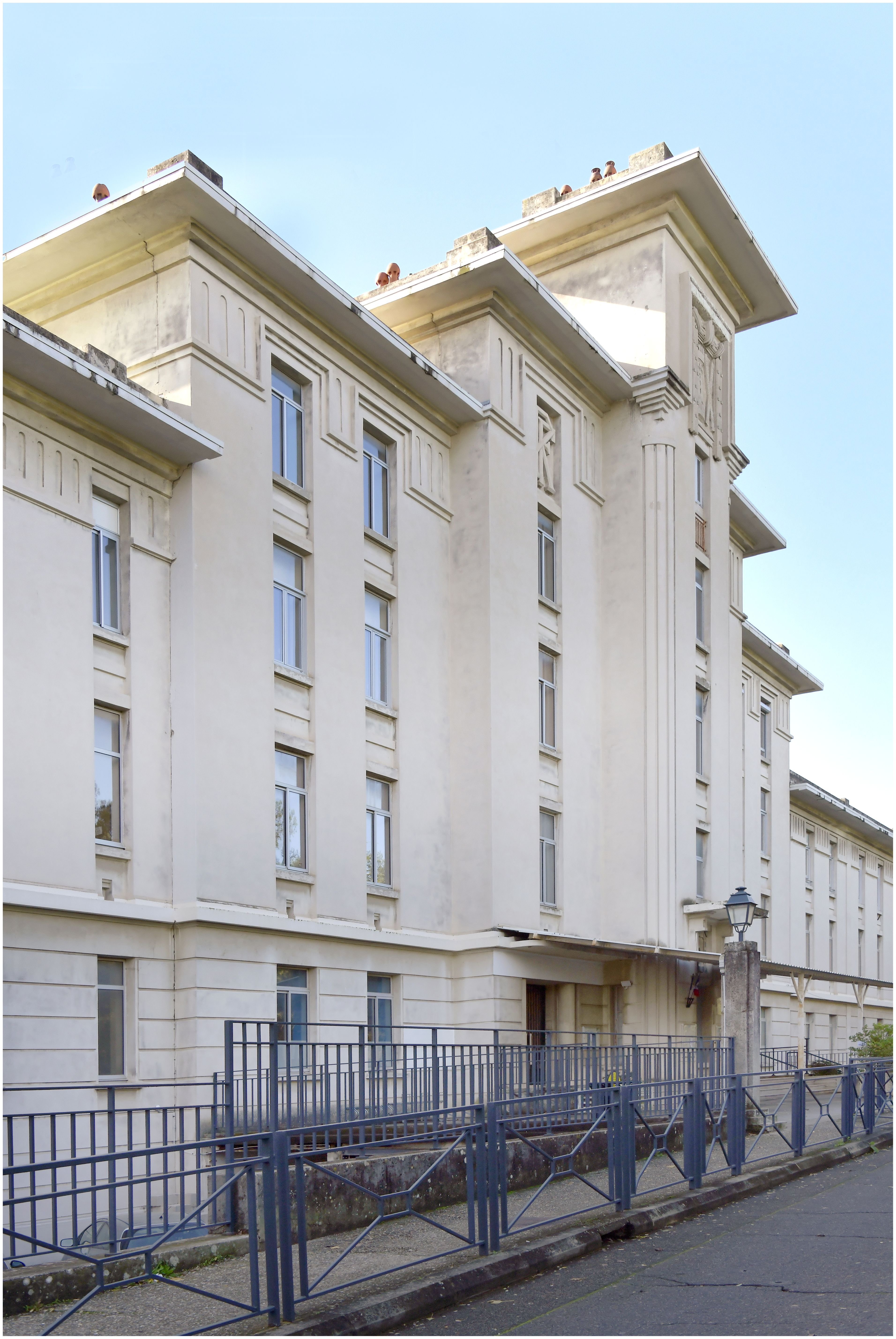 Façade sur la rue. Corps central