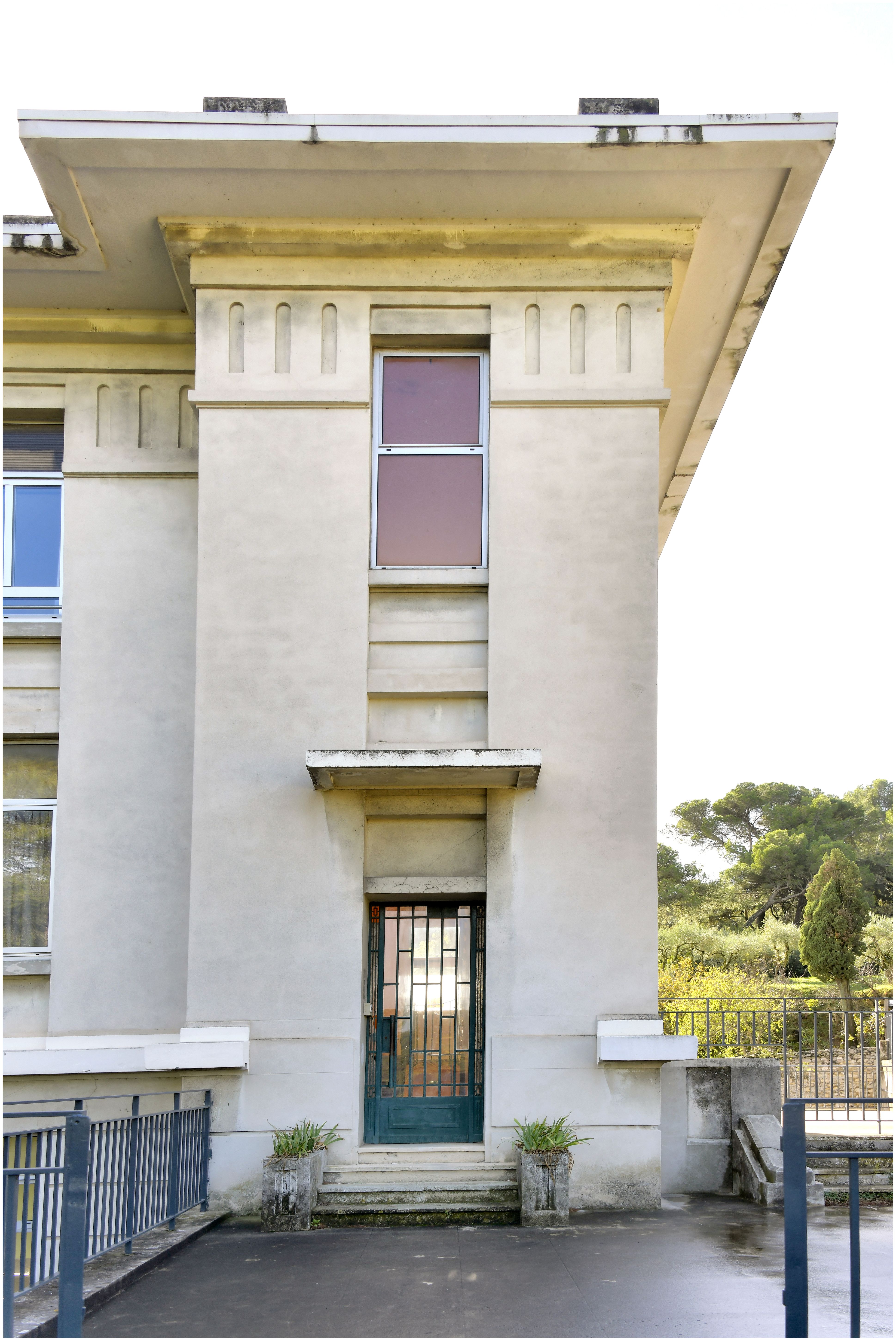 Façade sur la rue. Entrée des logements côté ouest