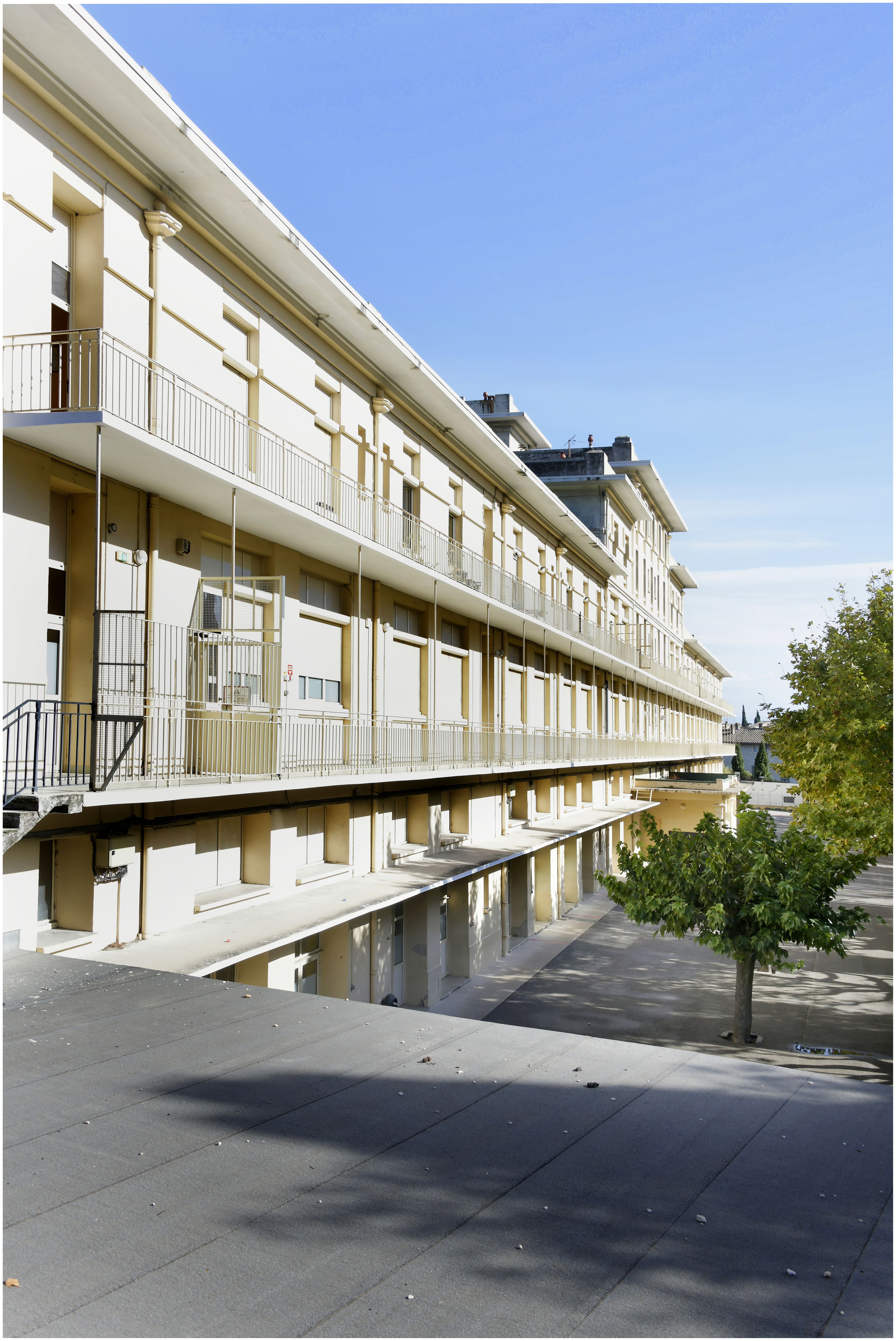 Façade sur la cour depuis le parking ouest