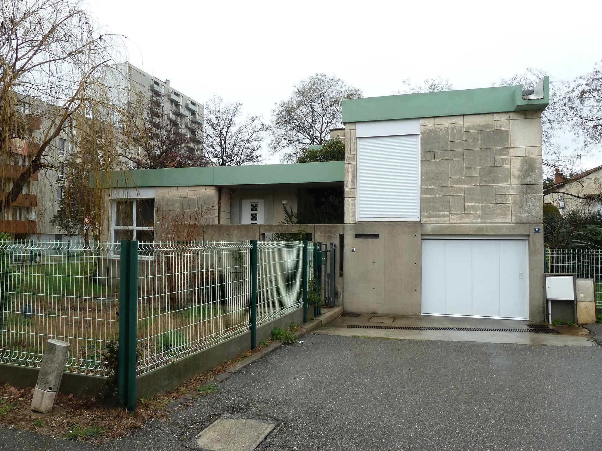 Vue d’ensemble de la villa, en arrière-plan le quartier des Escanaux, donnant sur l’avenue de la Mayre.