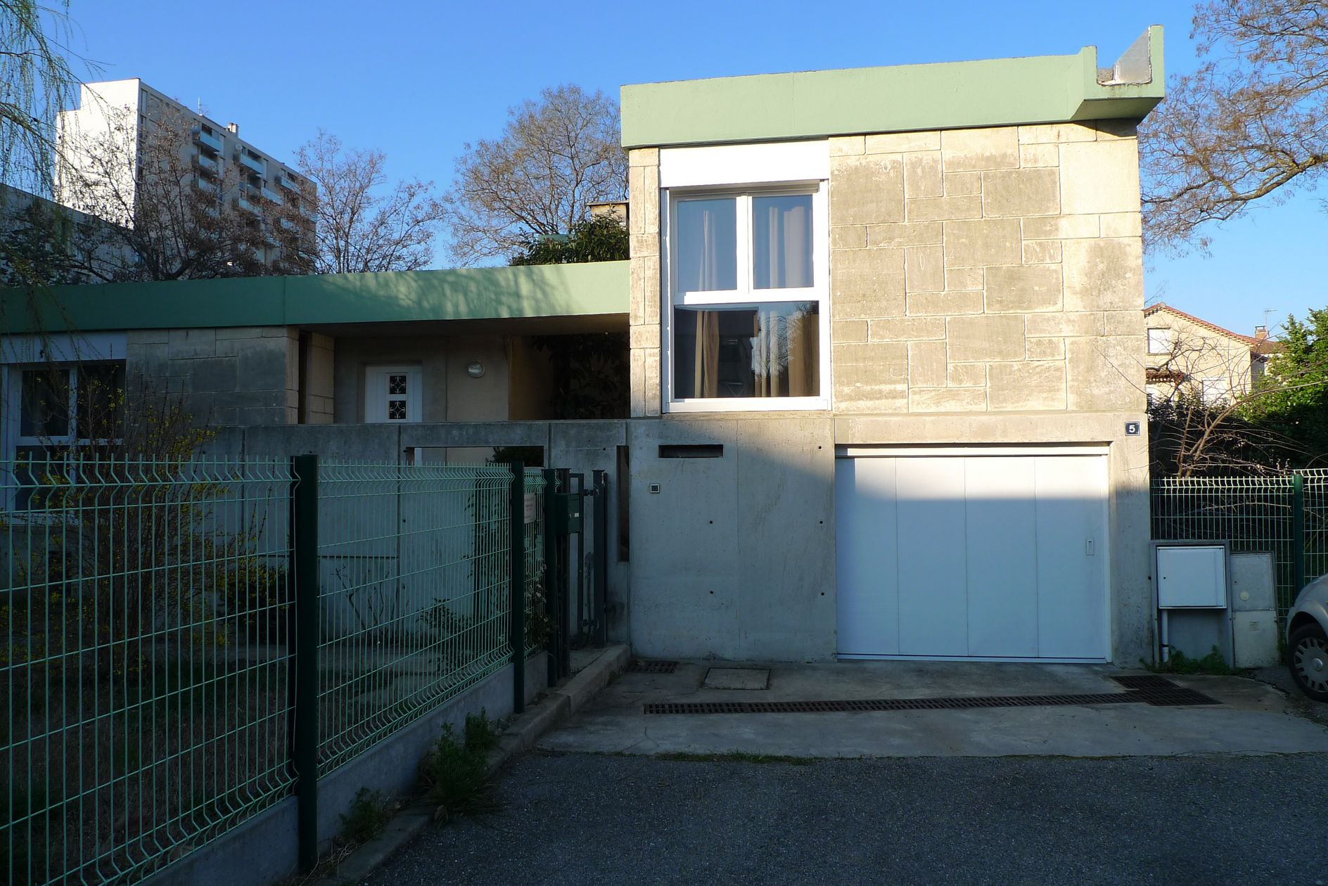 Entrée sur une placette de la cité du Bosquet, donnant sur 4 villas.