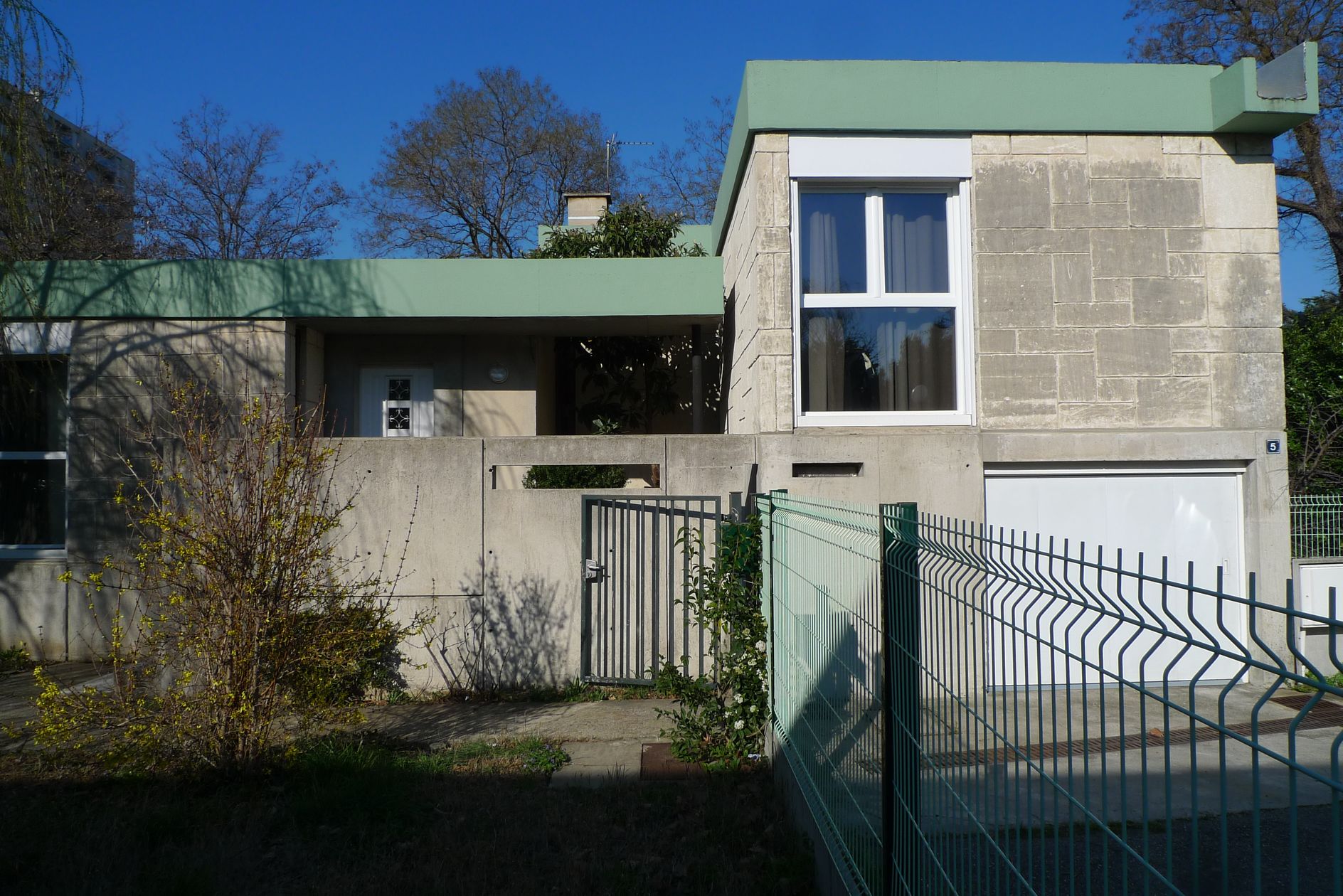 Entrée et jardin sur la placette.