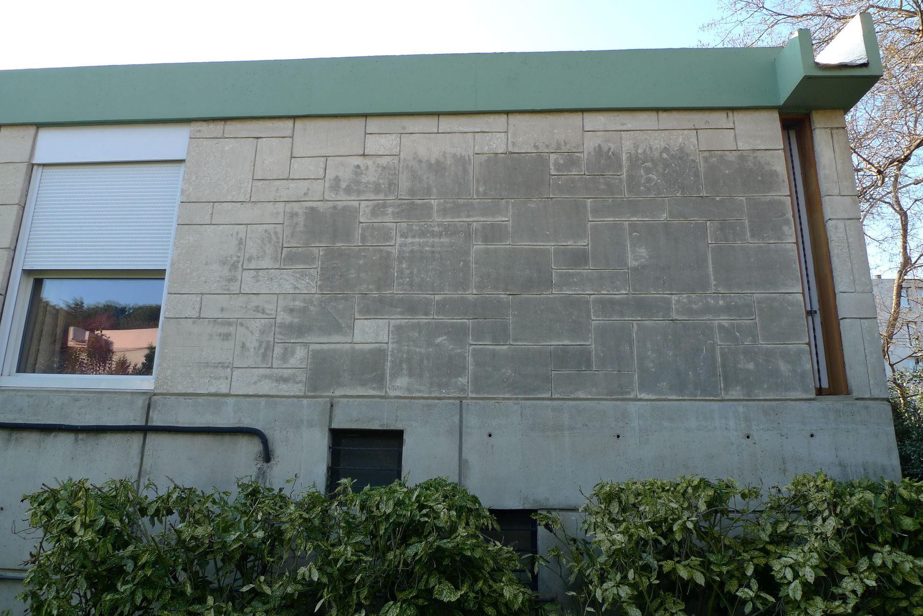 Façade latérale. A l’angle, étroite baie verticale pour l’aération.