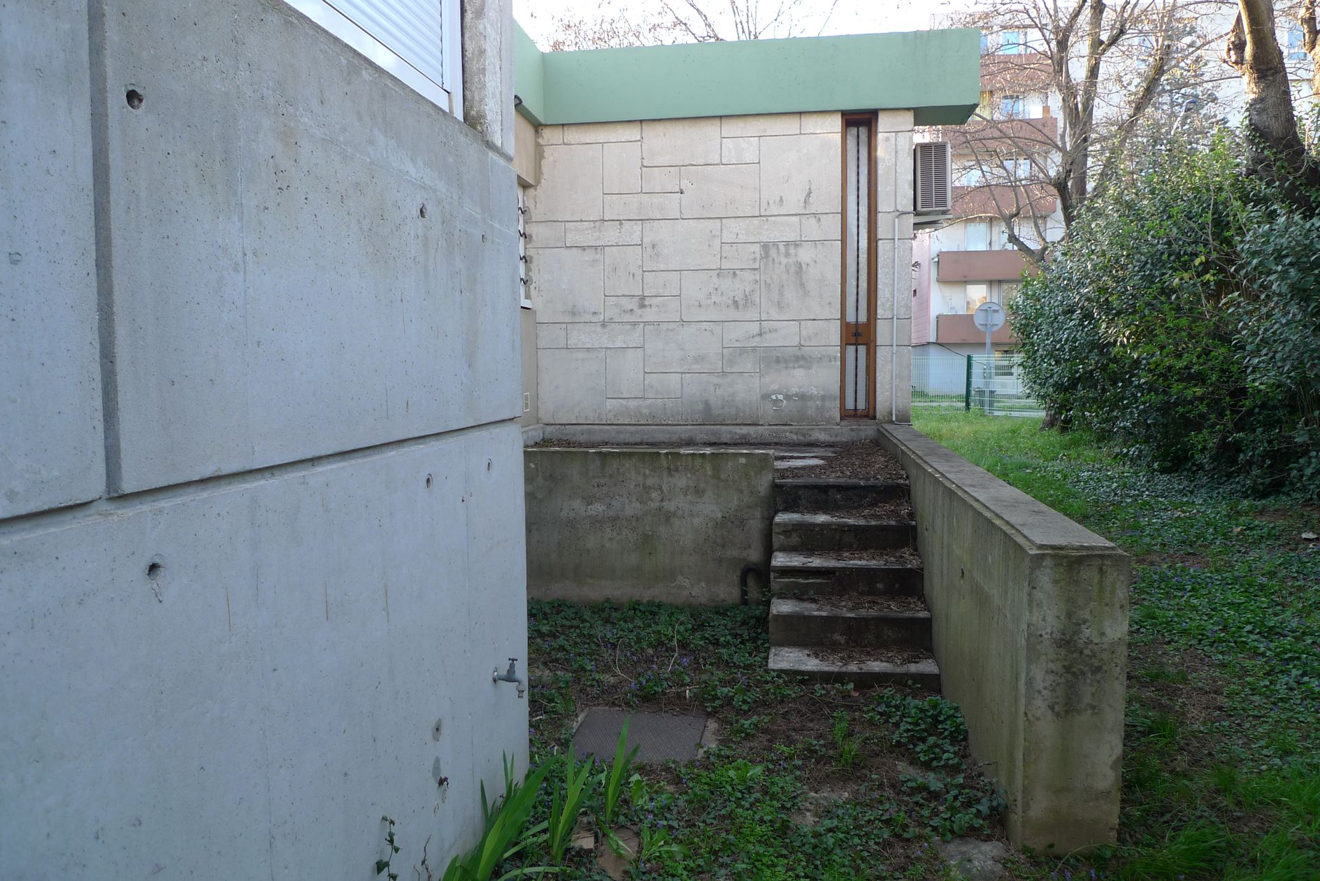 Façade arrière, avec petite terrasse pour la cuisine.