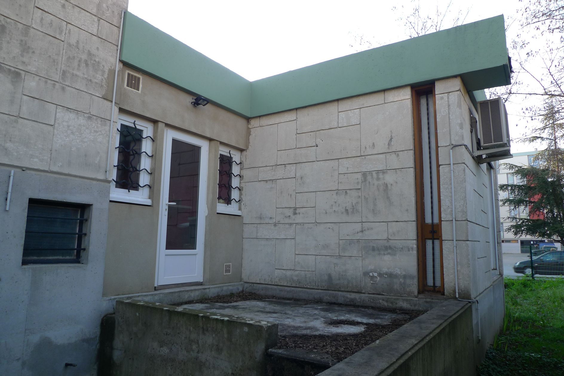 Façade arrière, avec petite terrasse pour la cuisine.