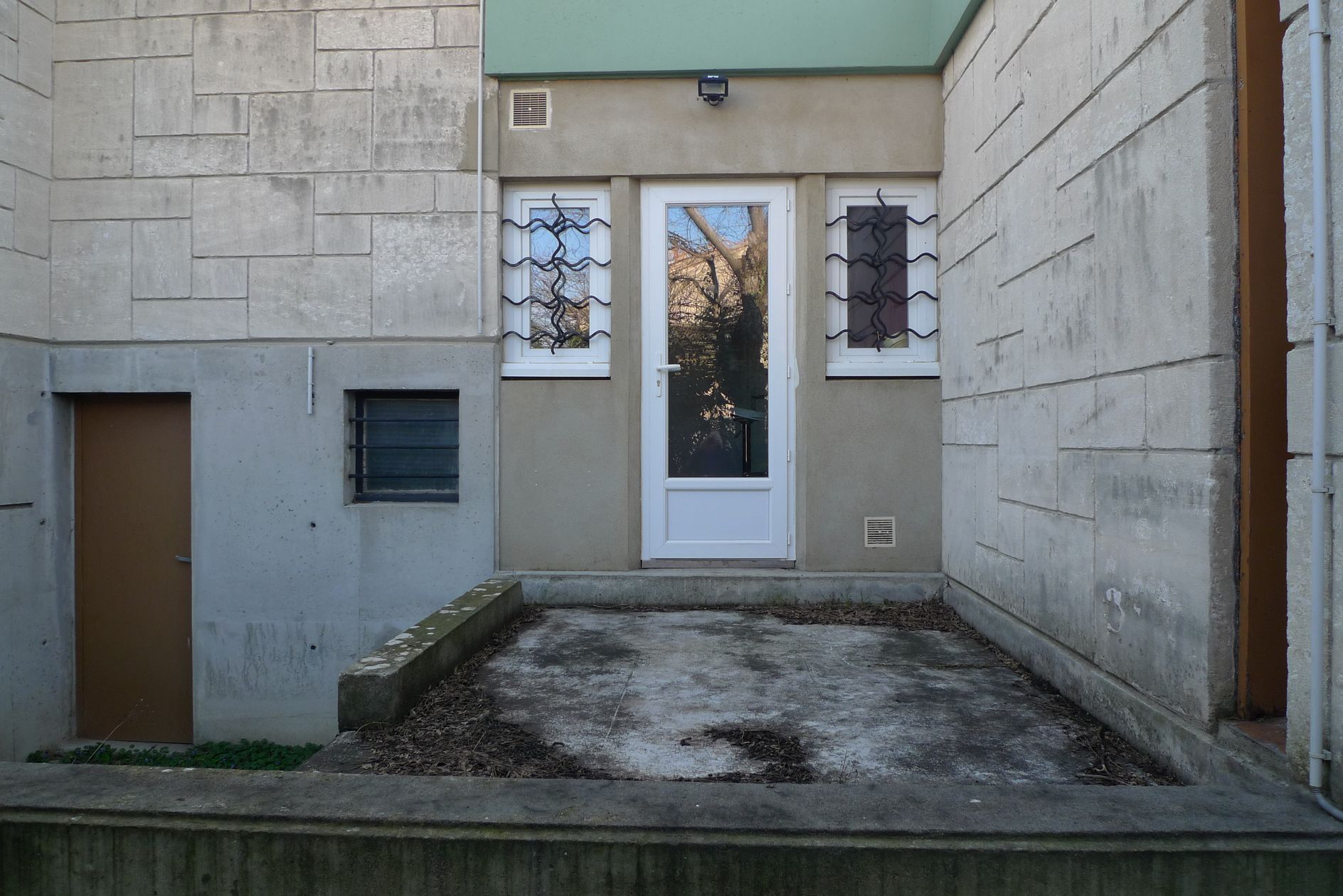 Façade arrière, entrée de la cuisine.