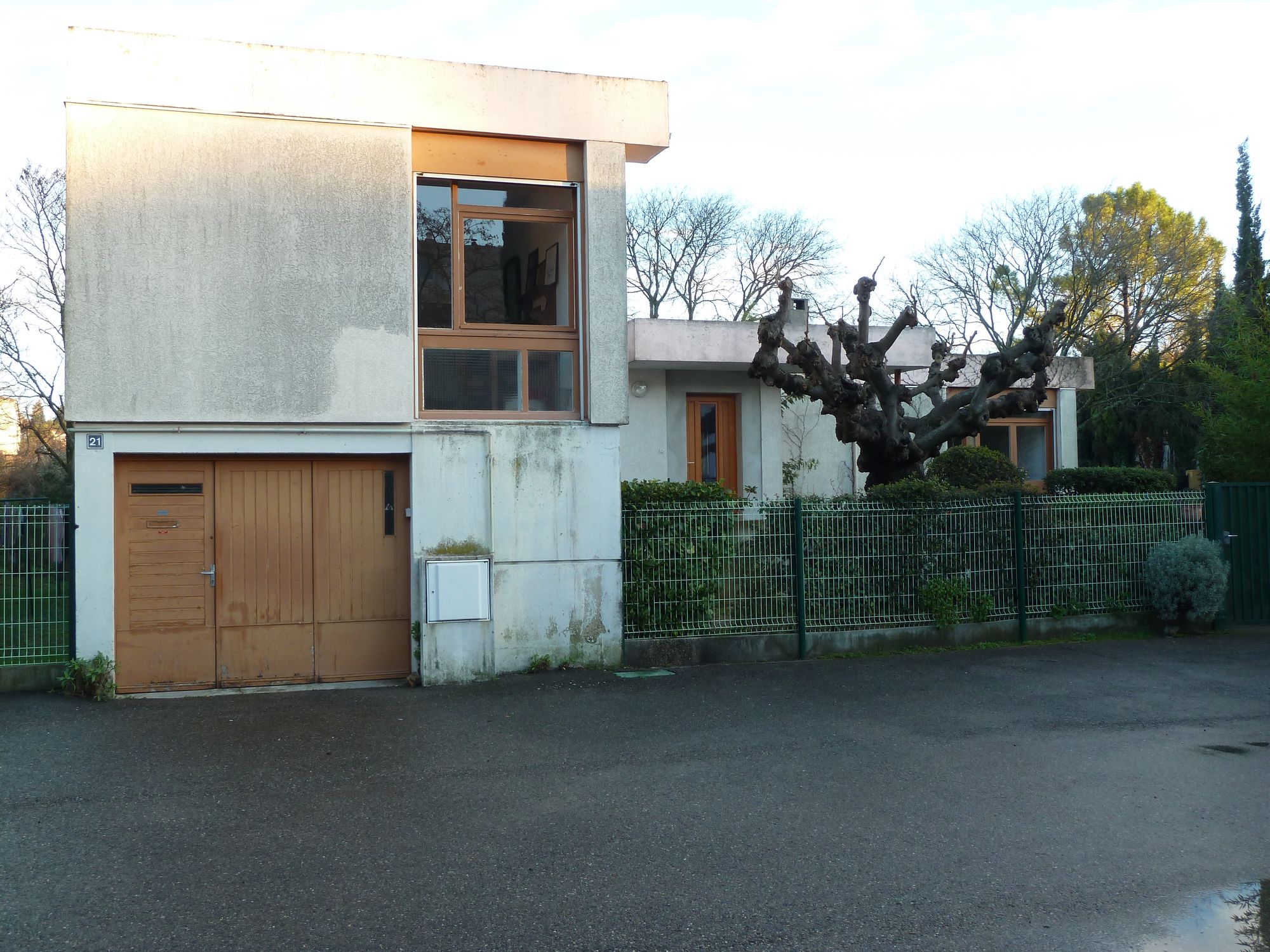 Vue d’ensemble de la villa 21 avenue de la Mayre depuis la placette.