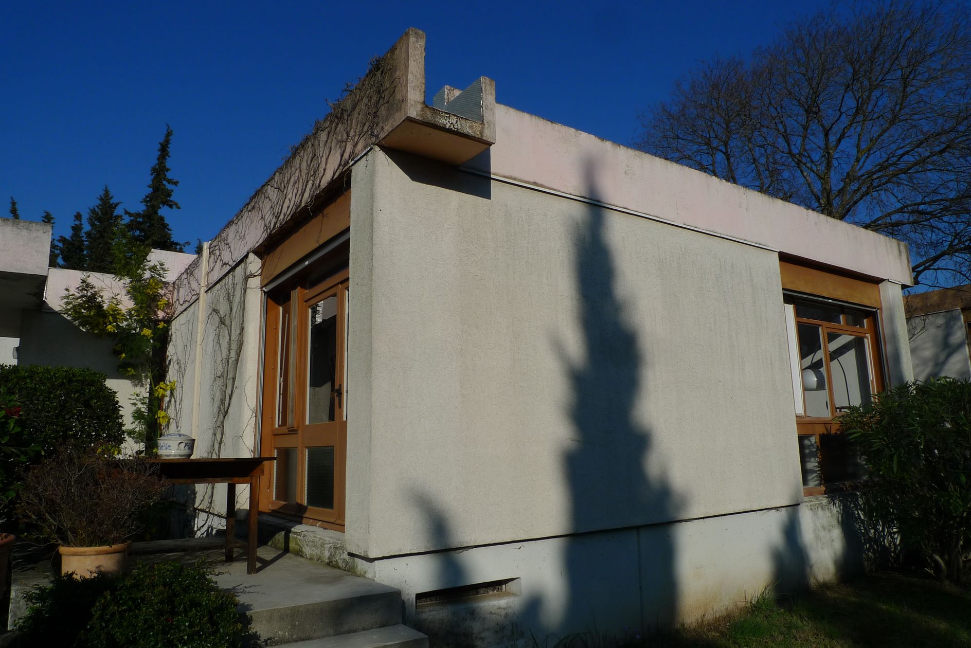 Façade sur le jardin. Porte-fenêtre de la salle à manger.