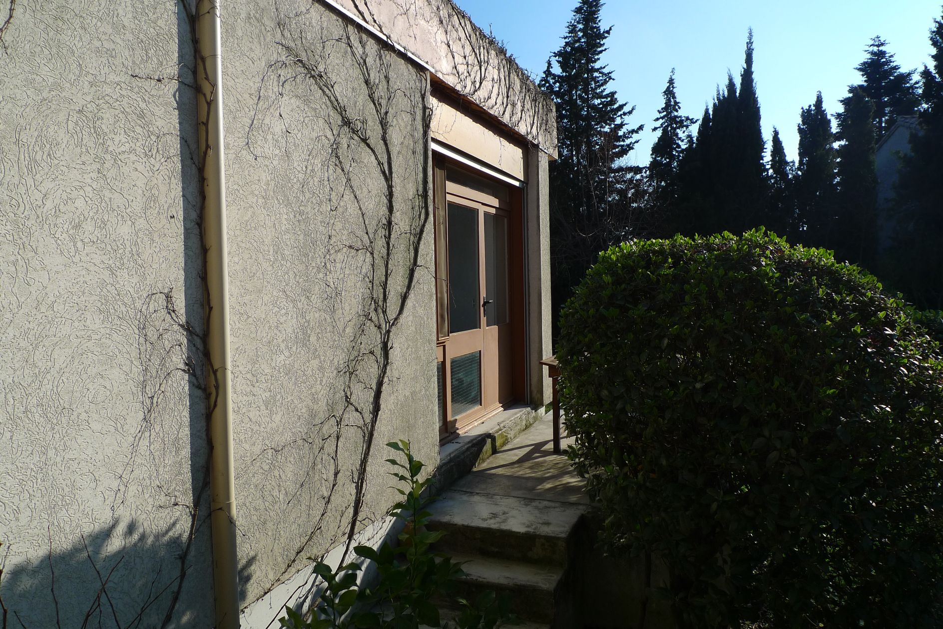 Façade sur le jardin. Porte-fenêtre de la salle à manger.