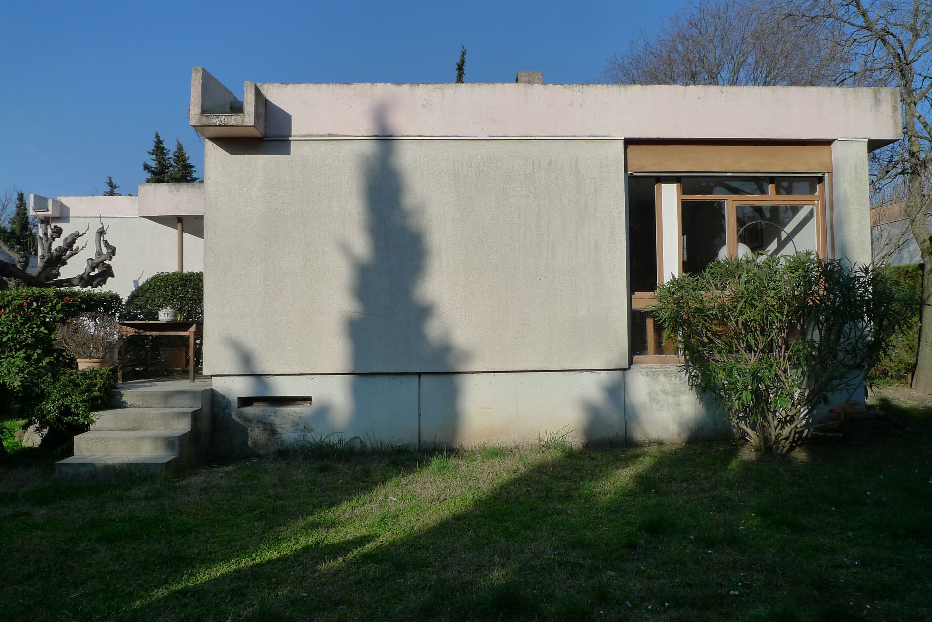 Façade sur le jardin. Porte-fenêtre du salon.