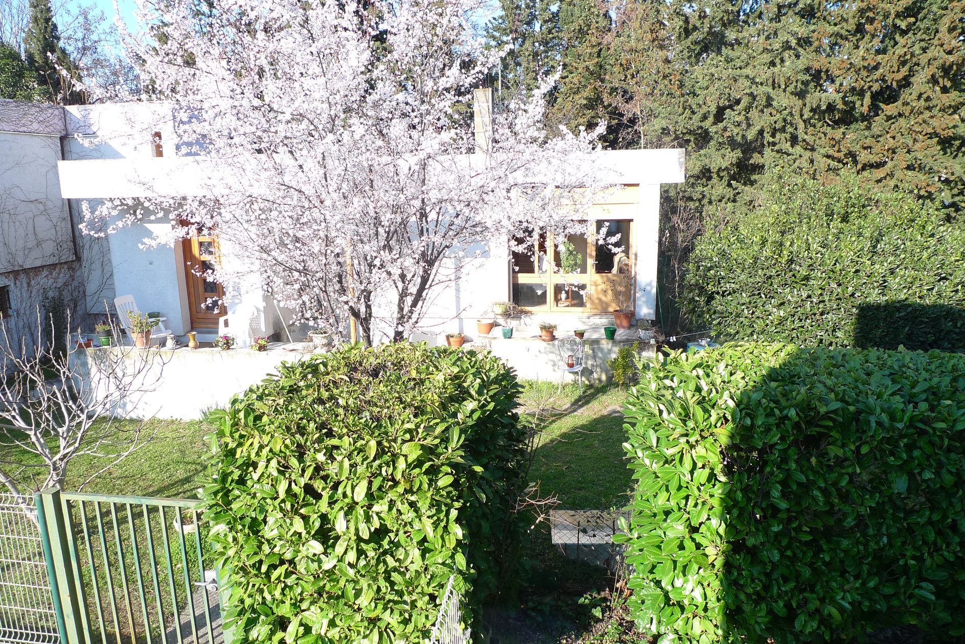 De l’étage, vue vers une autre villa de la placette.