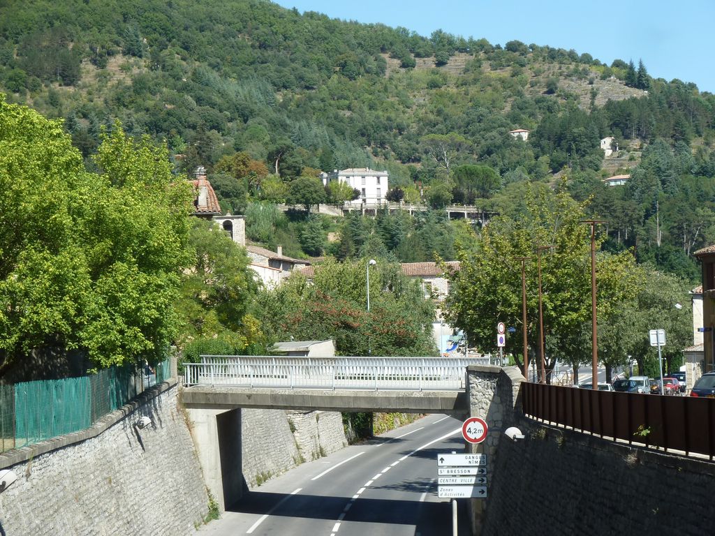 Traversée du Vigan par la route départementale 999 : le château de Mareilles domine de coteau au nord-est de la ville.