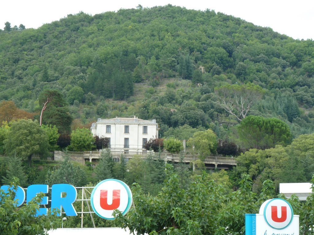 Traversée du Vigan par la route départementale 999 : le château de Mareilles domine de coteau au nord-est de la ville.