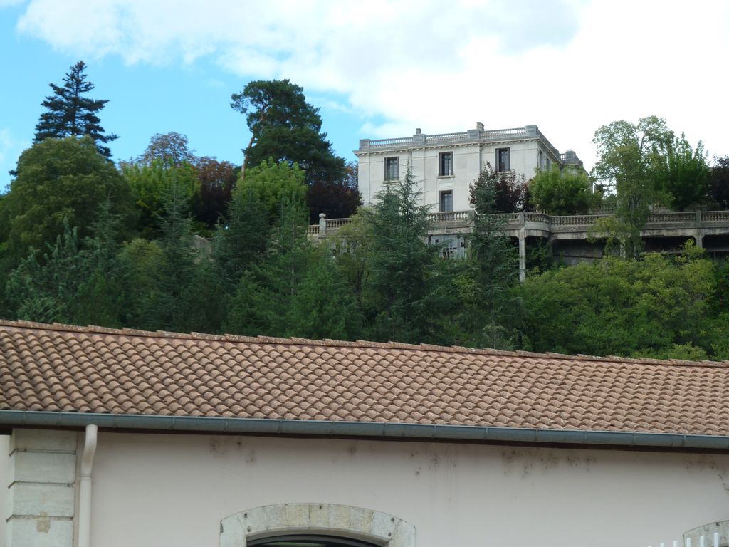 Traversée du Vigan par la route départementale 999 : le château de Mareilles domine de coteau au nord-est de la ville.