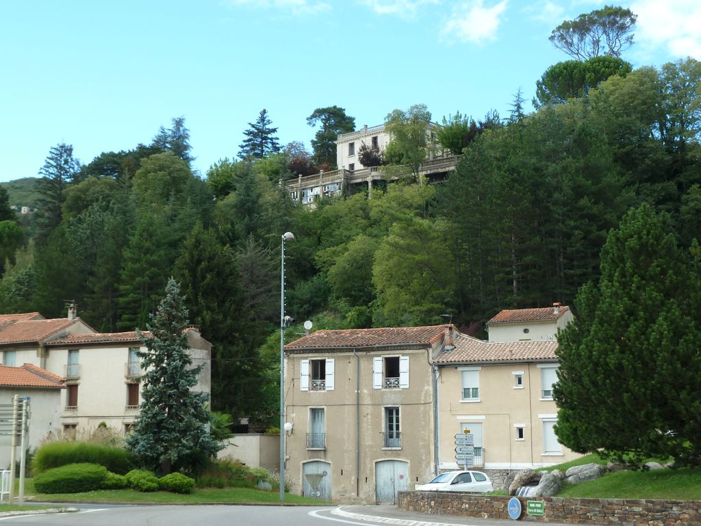 Le château de Mareilles domine de coteau au nord-est de la ville.