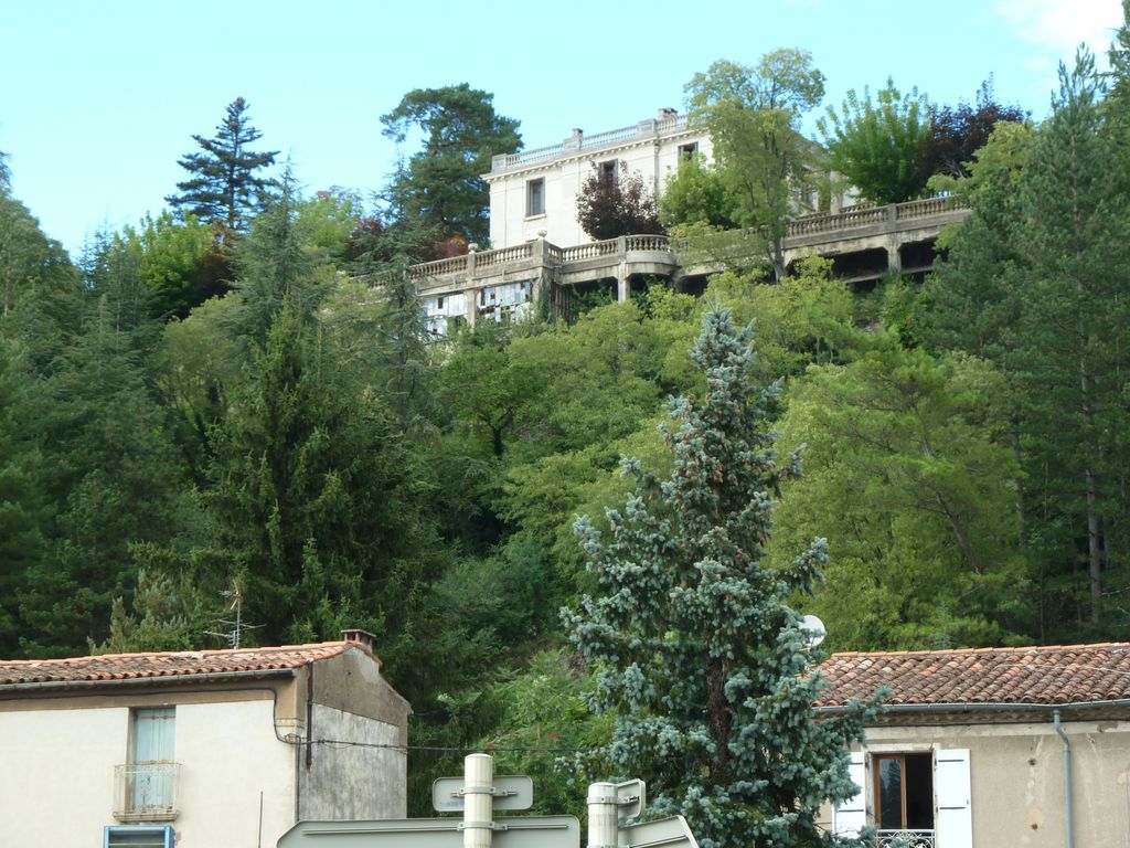 Le château de Mareilles domine de coteau au nord-est de la ville.