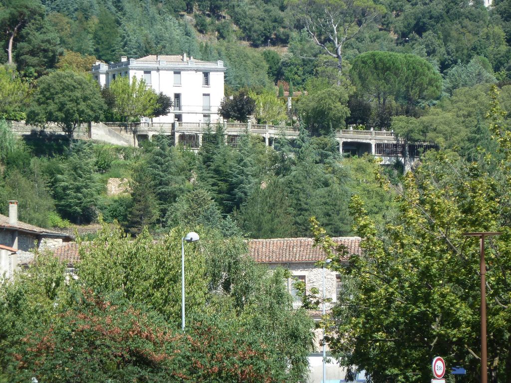 Le château de Mareilles domine de coteau au nord-est de la ville.