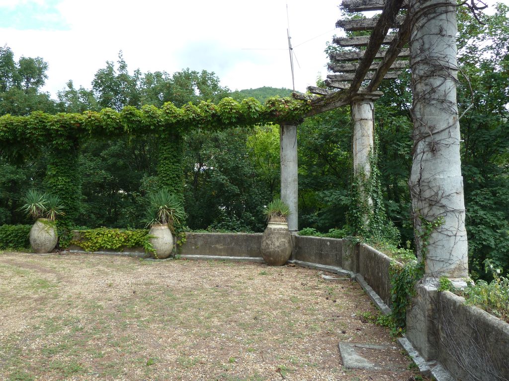 Plateforme nord-est. Pergola.