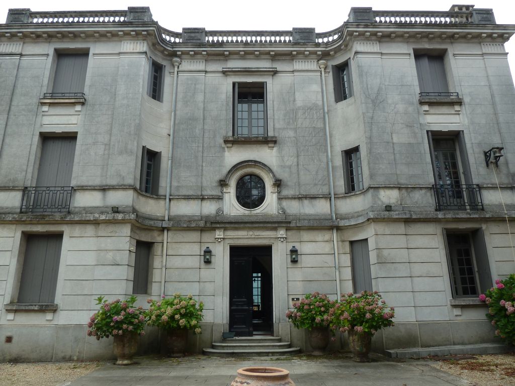 Château. Façade nord. Entrée.