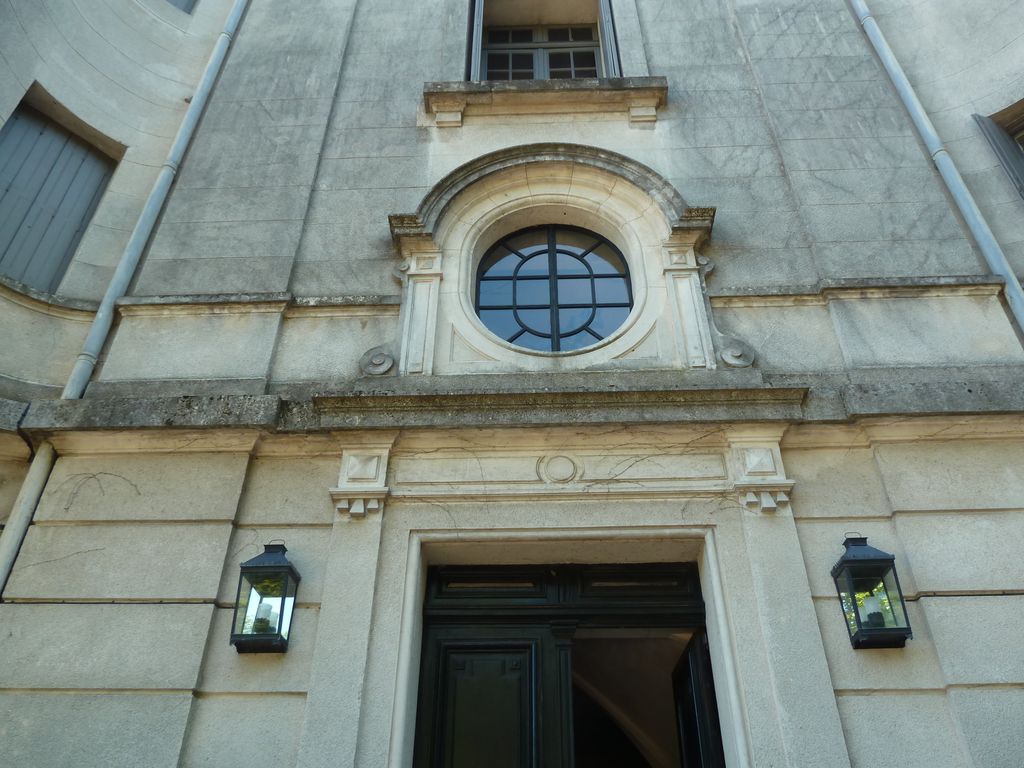 Château. Façade nord. Entrée. Détail de la façade en béton.