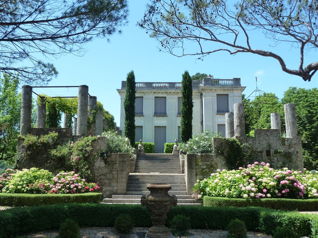 Château. Façade est vue depuis le jardin en contrebas.