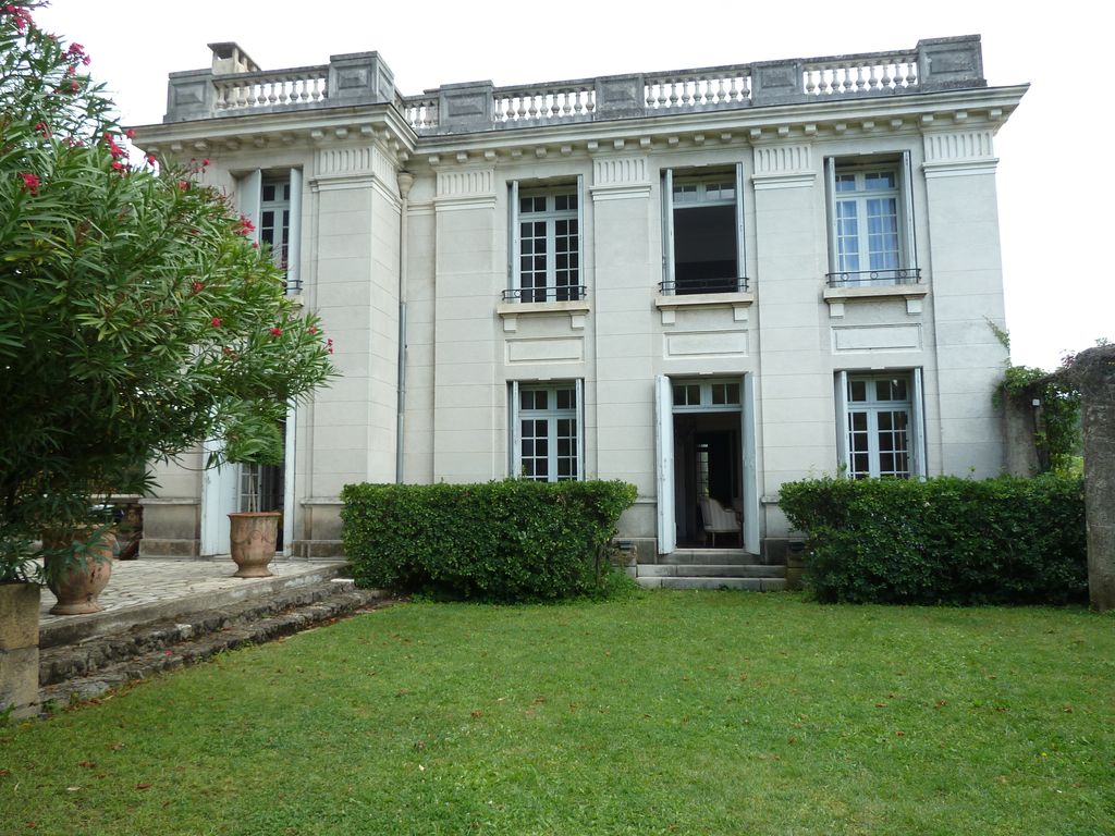 Château. Façade ouest.