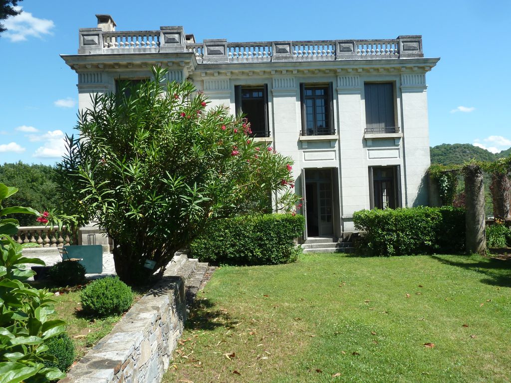 Château. Façade ouest.