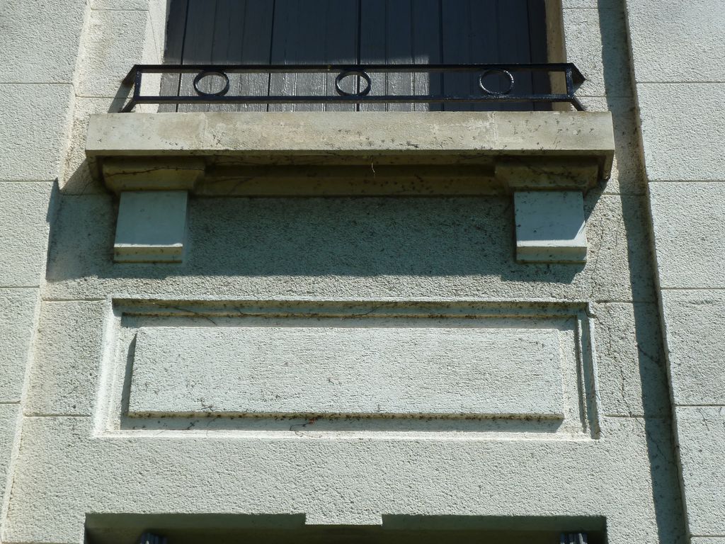 Château. Façade ouest. Détail de la modénature.