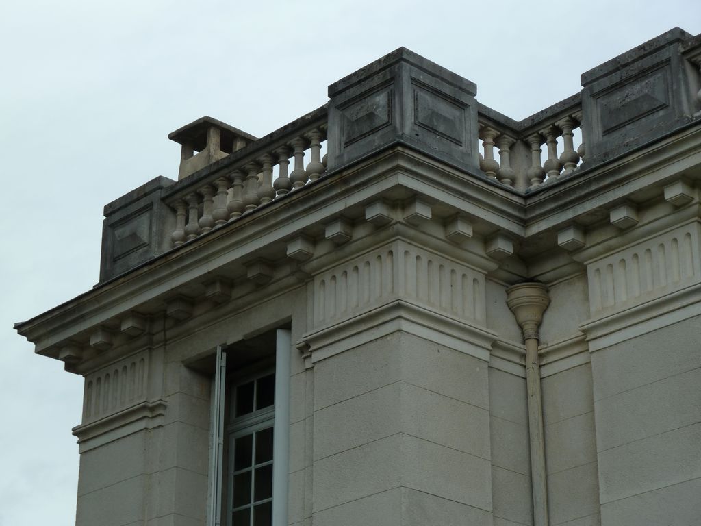 Château. Façade ouest. Détail de la modénature.