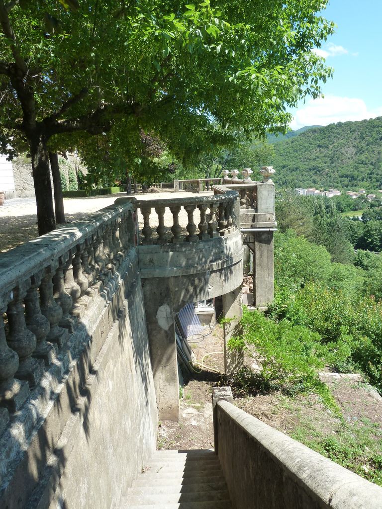 Terrasse sud avec les serres dessous.