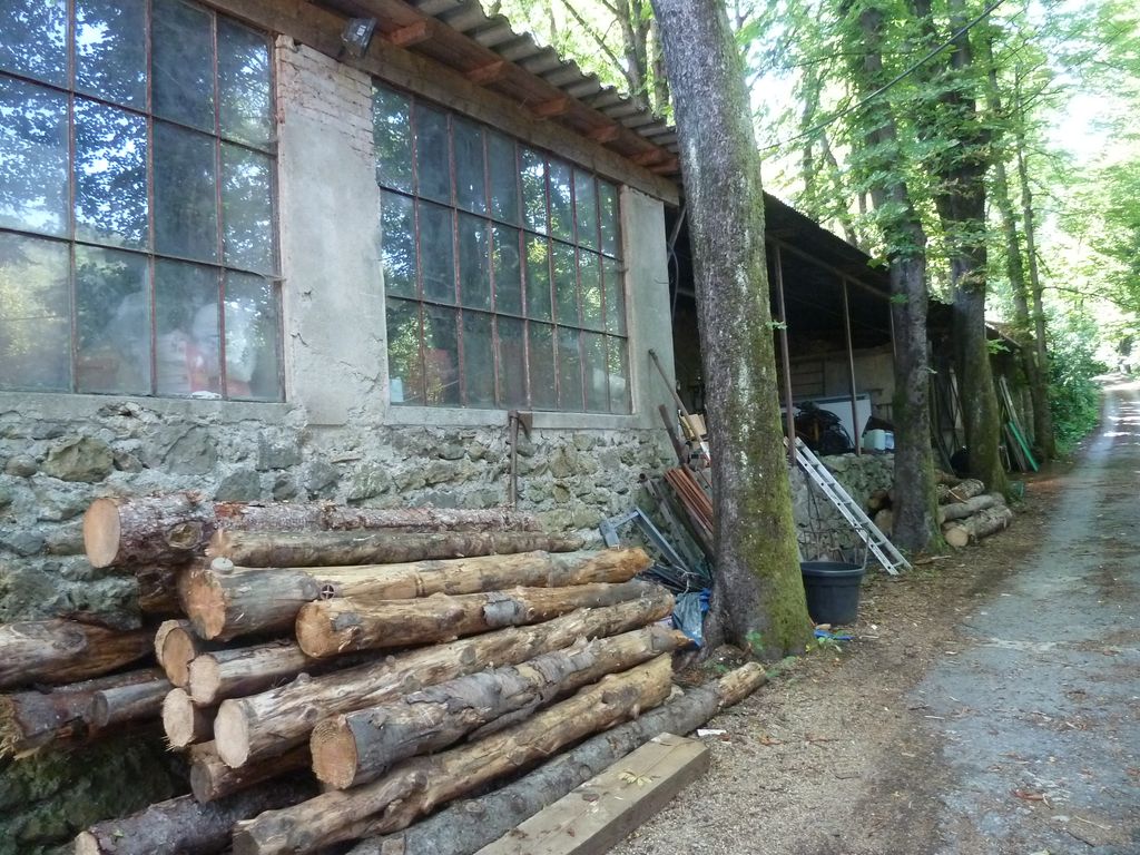 Lavoir, hangars.