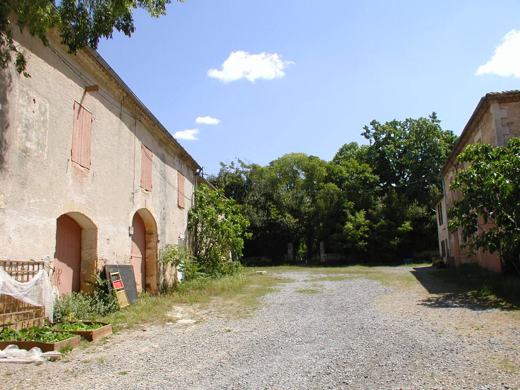 Cour des communs. Arrivée ouest.