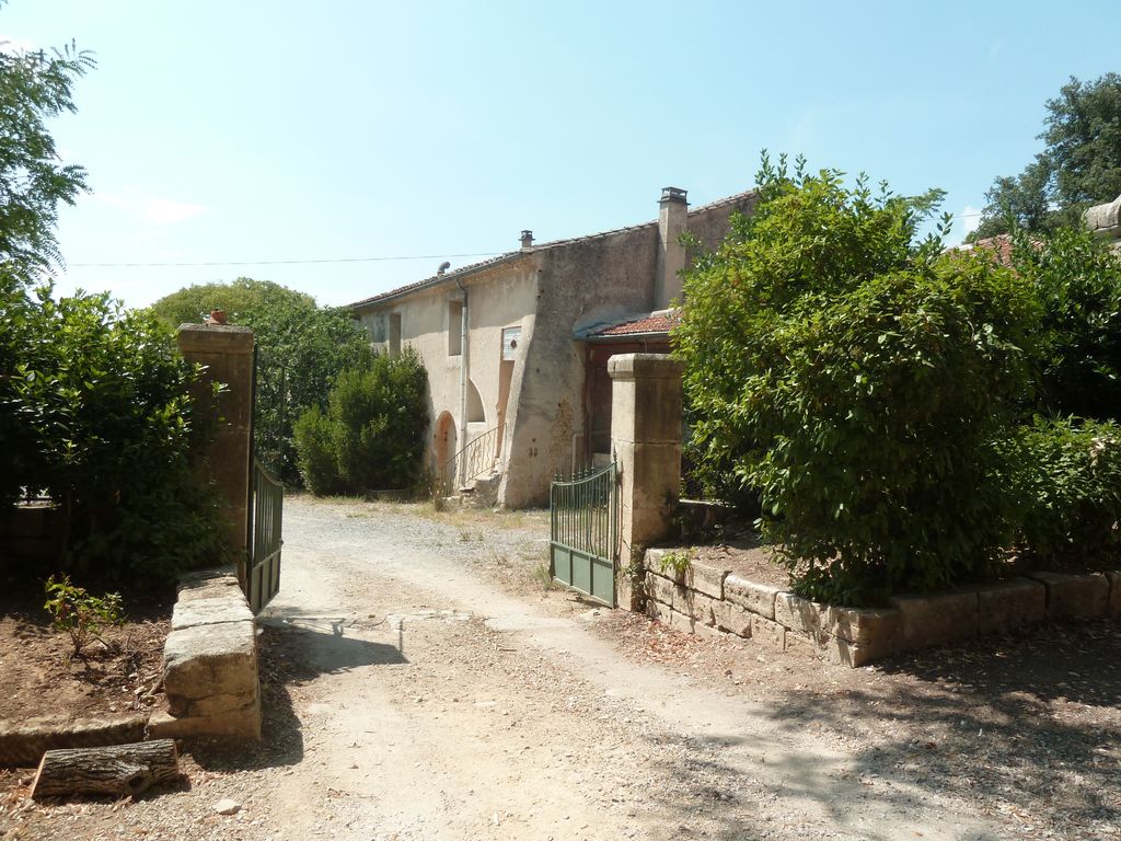 Cour des communs. Aile nord vue du château.