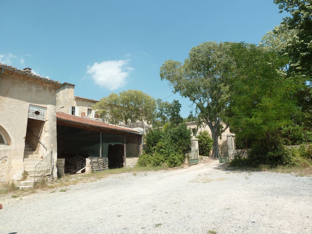 Cour des communs. Aile nord vue vers le château.