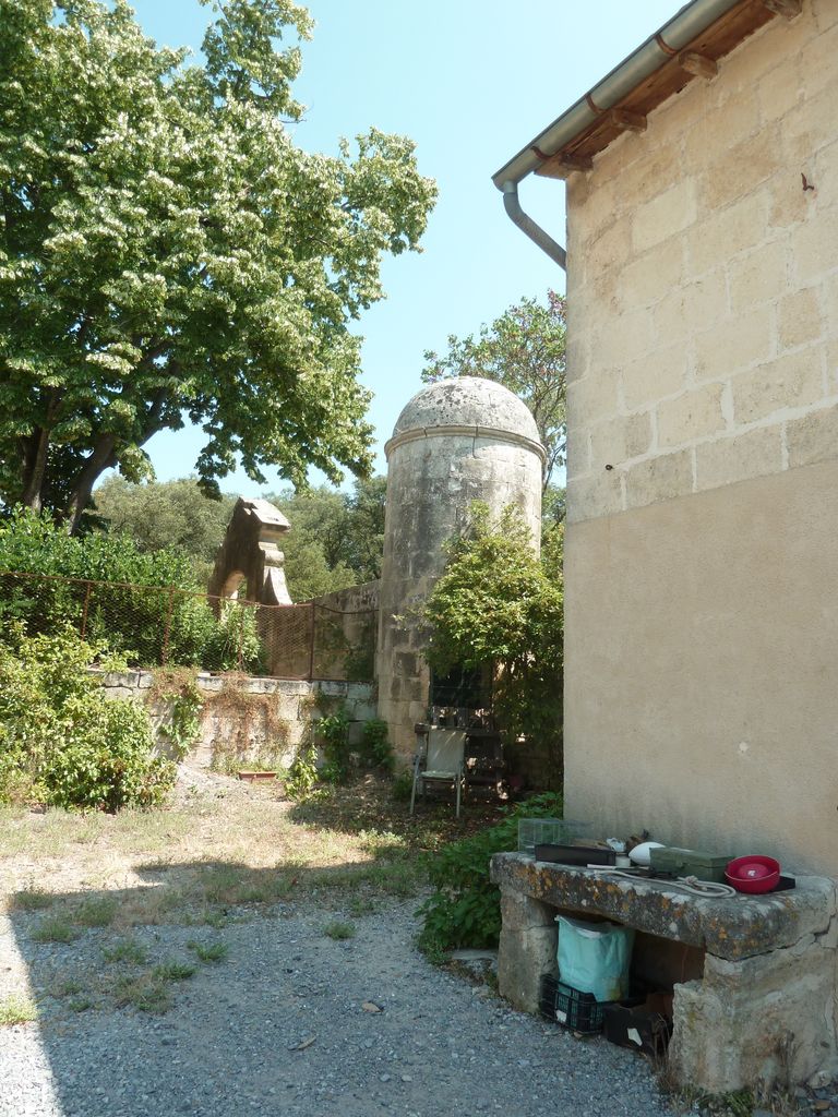 Cour des communs. Aile sud avec puits et portail sud.