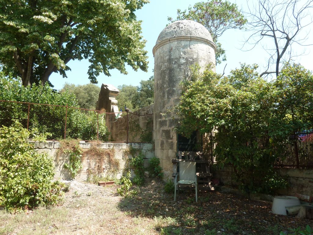 Cour des communs. Aile sud avec puits et portail sud.