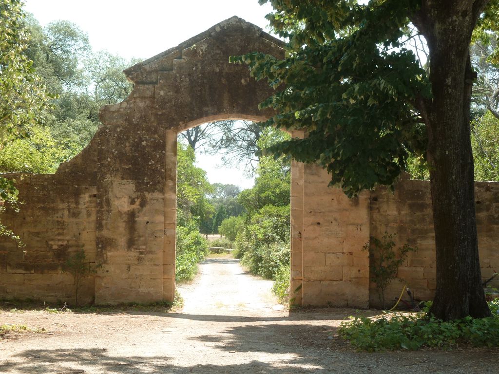 Entrée sud côté cour.