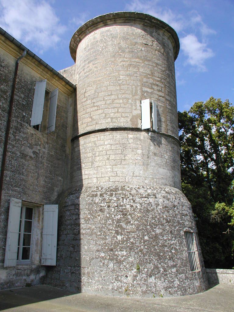 Façade sur terrasse nord. Tour ouest.