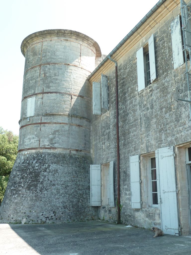 Façade sur terrasse nord. Tour est.