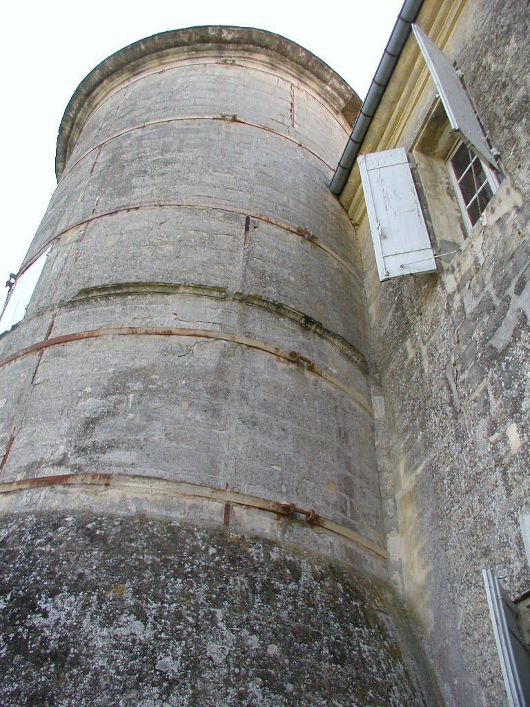 Façade sur terrasse nord. Tour est.